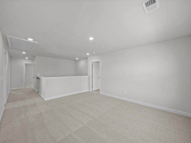 Spacious, unfurnished interior of a new home in Brayfield Manor - Signature Collection, Wellford (Image 11).