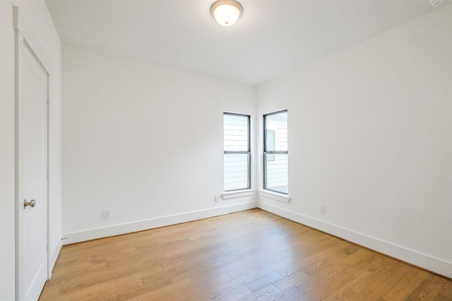 Spacious, unfurnished interior of a new home in Timbergrove Trails, Houston (Image 19).