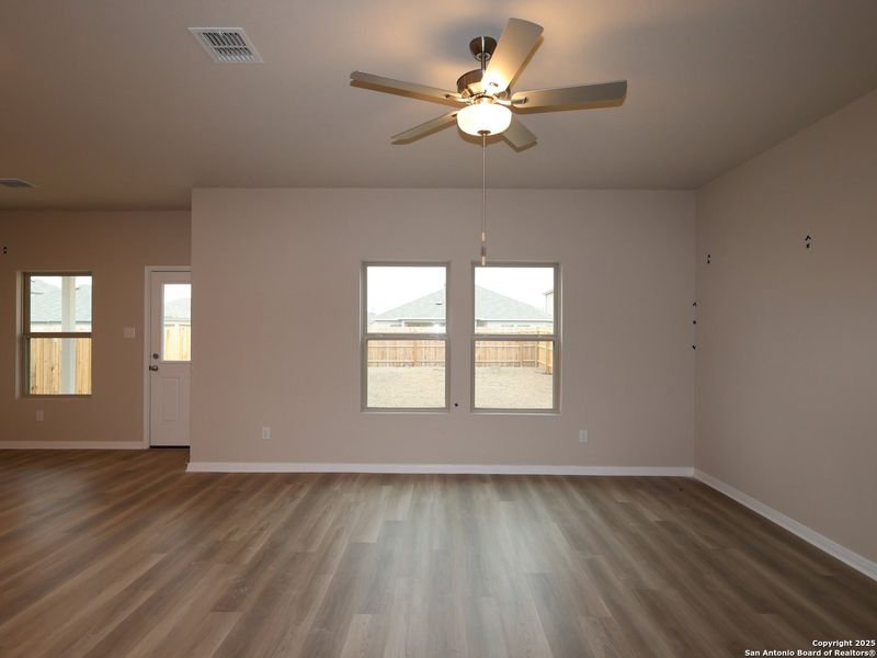 Spacious, unfurnished interior of a new home in Winding Brook, San Antonio (Image 14).