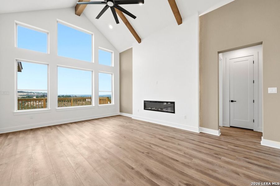 Spacious, unfurnished interior of a new home in , Canyon Lake (Image 27).