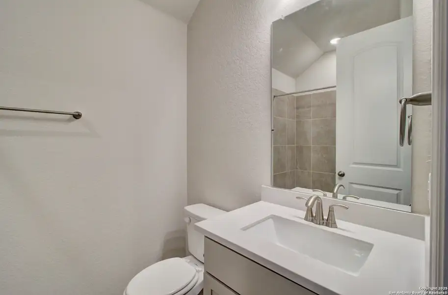 Furnished interior view inside a new home in Sunflower Ridge, New Braunfels (Image 10).