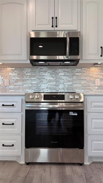 Close-up of interior finishes inside a home in , Bolivar Peninsula (Image 16).