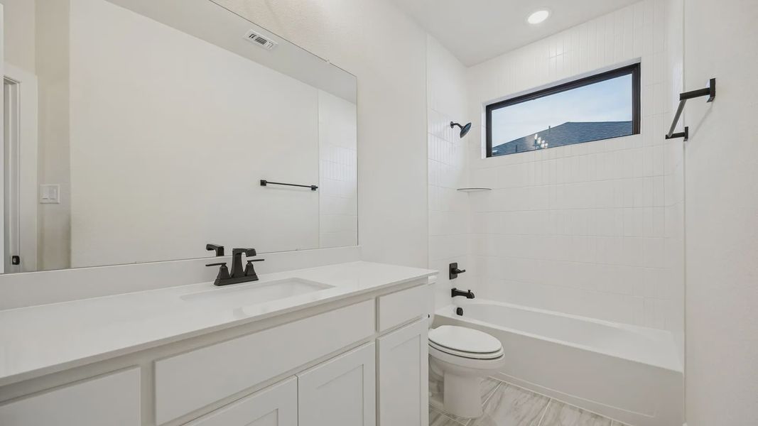 Representative furnished interior of a home built from the Lakewood by Chesmar Homes in Attwater 65's, Waller (Image 13).