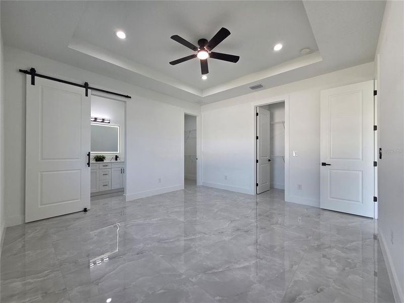 Spacious, unfurnished interior of a new home in , Tampa (Image 12).