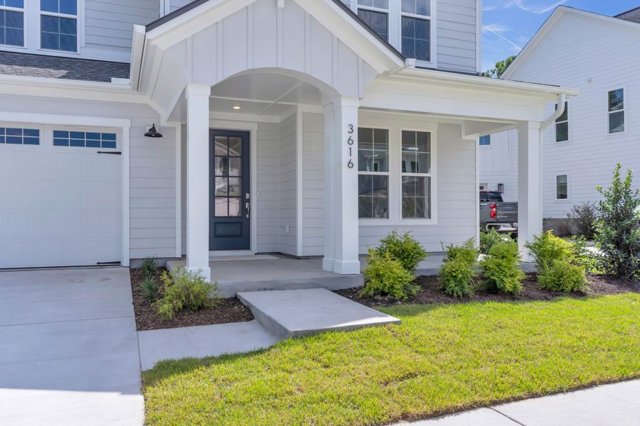 Representative exterior details of a home built from the The Hampton by RobuckHomes in Stonehenge, Raleigh (Image 4).