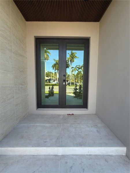 Exterior details and patio area of a home in , Hollywood (Image 4).