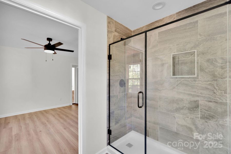 Master Stand-up Shower Master Stand-up Shower