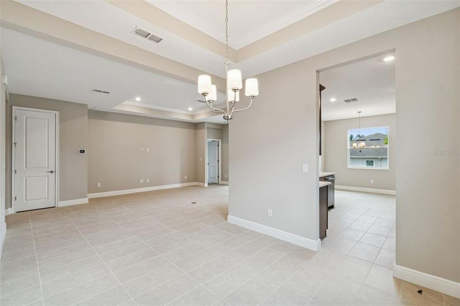 Spacious, unfurnished interior of a new home in Southern Hills Plantation, Brooksville (Image 6).