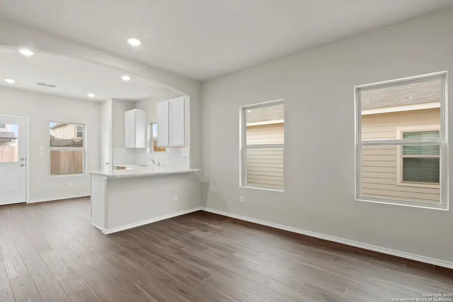 Spacious, unfurnished interior of a new home in Somerset Trails, San Antonio (Image 5). Spacious, unfurnished interior of a new home in Somerset Trails, San Antonio (Image 5).