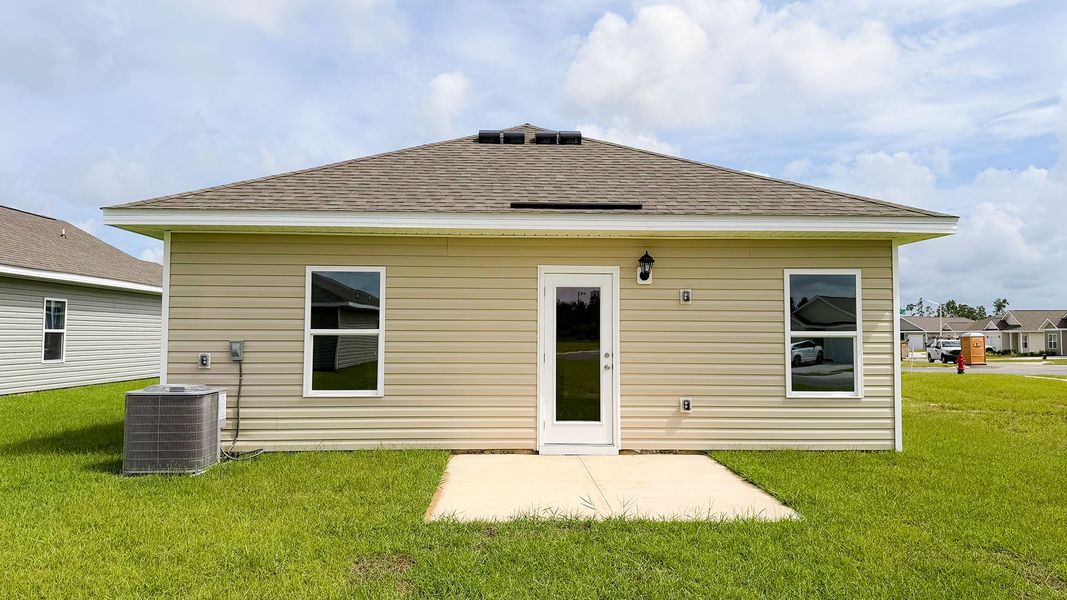 Exterior details and patio area of a home in Liberty, Panama City (Image 20).