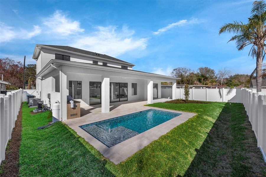 Exterior details and patio area of a home in College Park, Orlando (Image 31).
