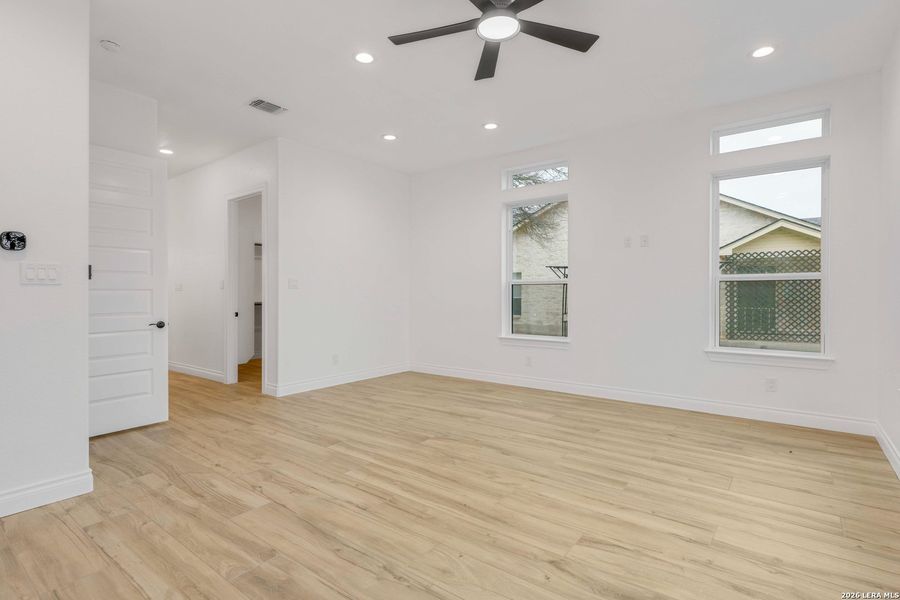 Spacious, unfurnished interior of a new home in , Bandera (Image 24).