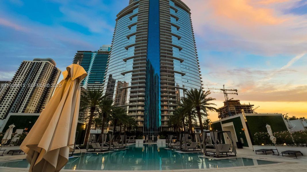 Condo located in Miami, FL showcasing its design and architecture (Image 5).