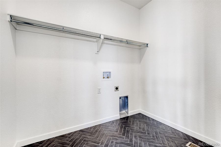 Spacious, unfurnished interior of a new home in Sterling Ranch Homestead, Colorado Springs (Image 19).