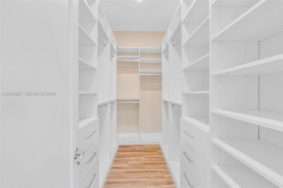Spacious, unfurnished interior of a new home in , Big Pine Key (Image 24).