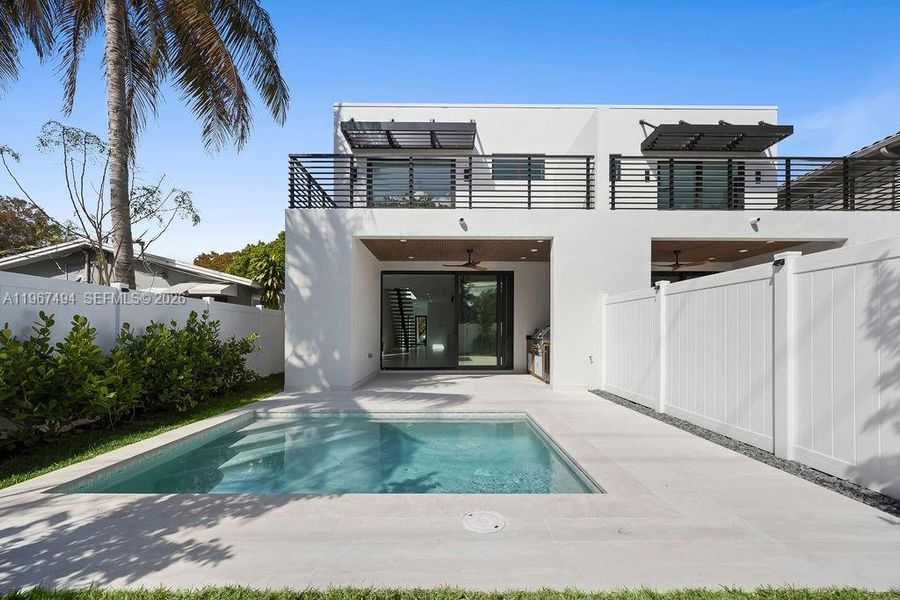 Exterior details and patio area of a home in , Fort Lauderdale (Image 4).
