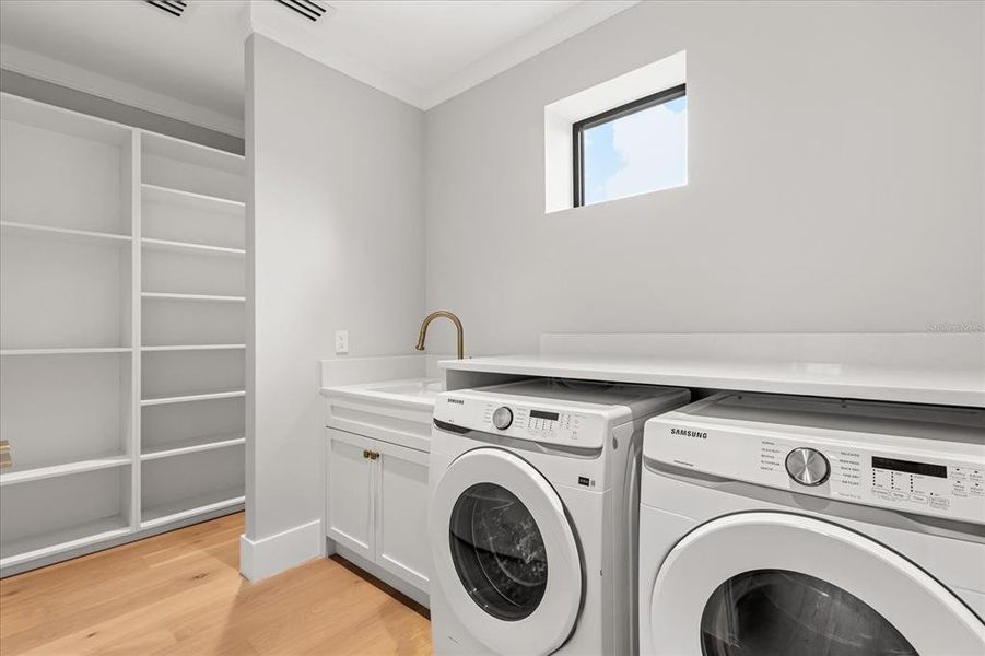 Furnished interior view inside a new home in , Orlando (Image 34).