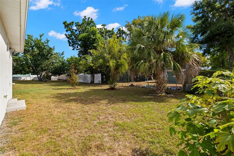 Exterior details and patio area of a home in , Tampa (Image 4).