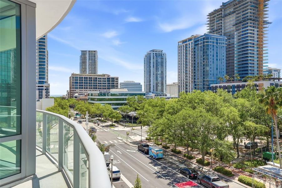 Condo located in St. Petersburg, FL showcasing its design and architecture (Image 22).