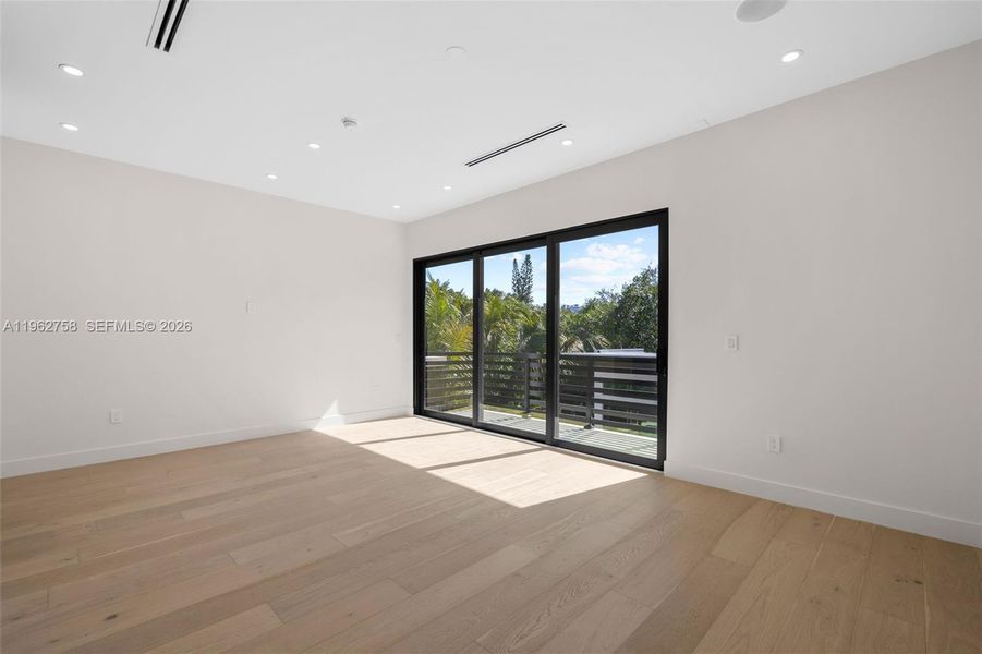 Spacious, unfurnished interior of a new home in , Miami (Image 64).