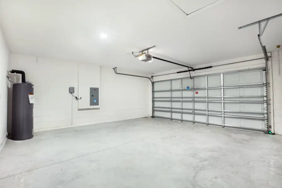 Spacious, unfurnished interior of a new home in Port St. Lucie, Port St. Lucie (Image 23).