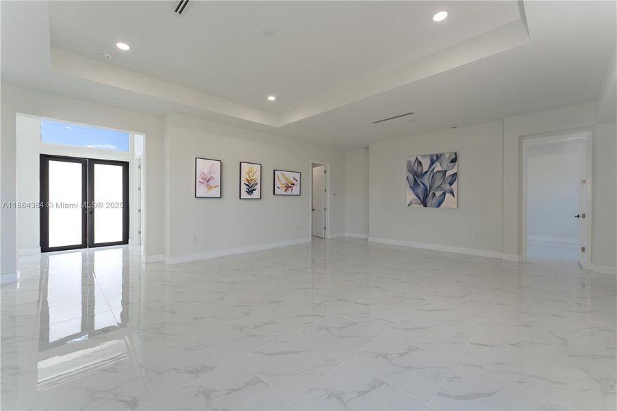 Spacious, unfurnished interior of a new home in , Cape Coral (Image 12).