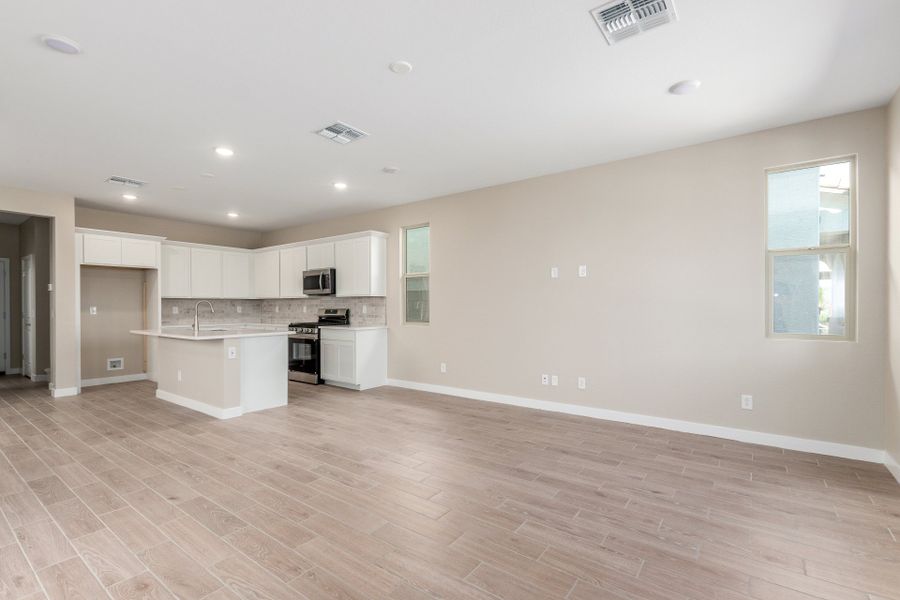Spacious, unfurnished interior of a new home in Estrella, Goodyear (Image 9).