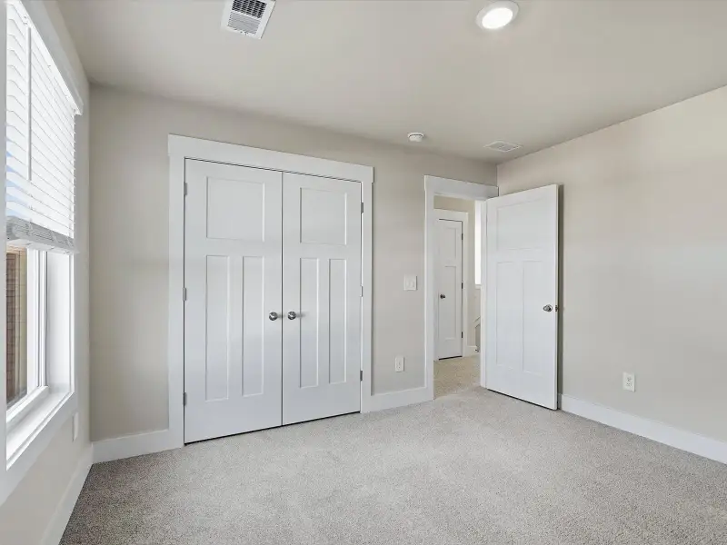 Spacious, unfurnished interior of a new home in Ashby Woods, Boiling Springs (Image 16).