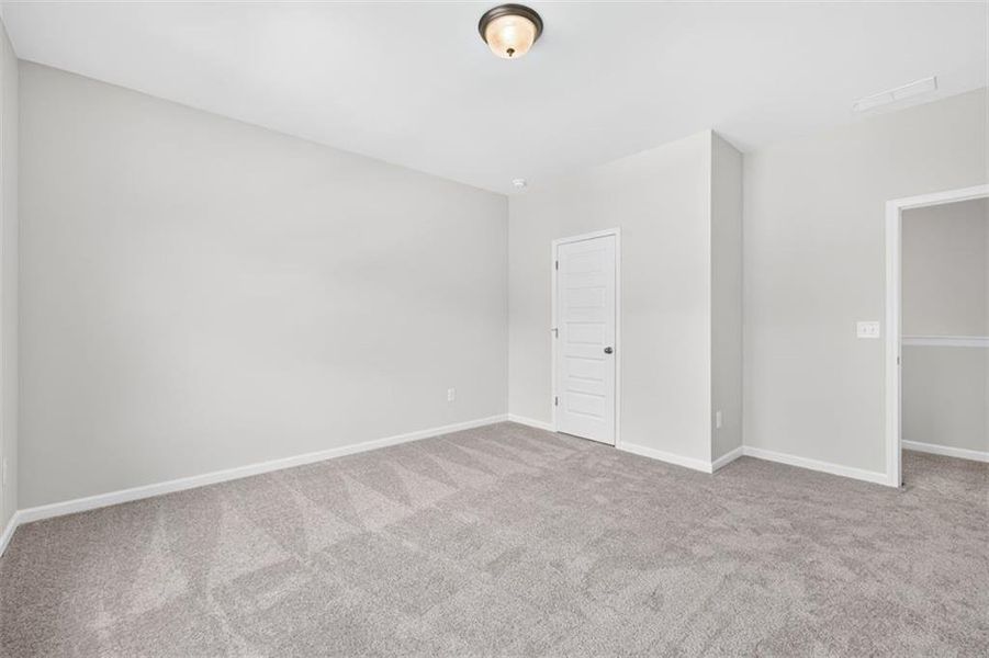 Spacious, unfurnished interior of a new home in Oakmont, Dallas (Image 30).