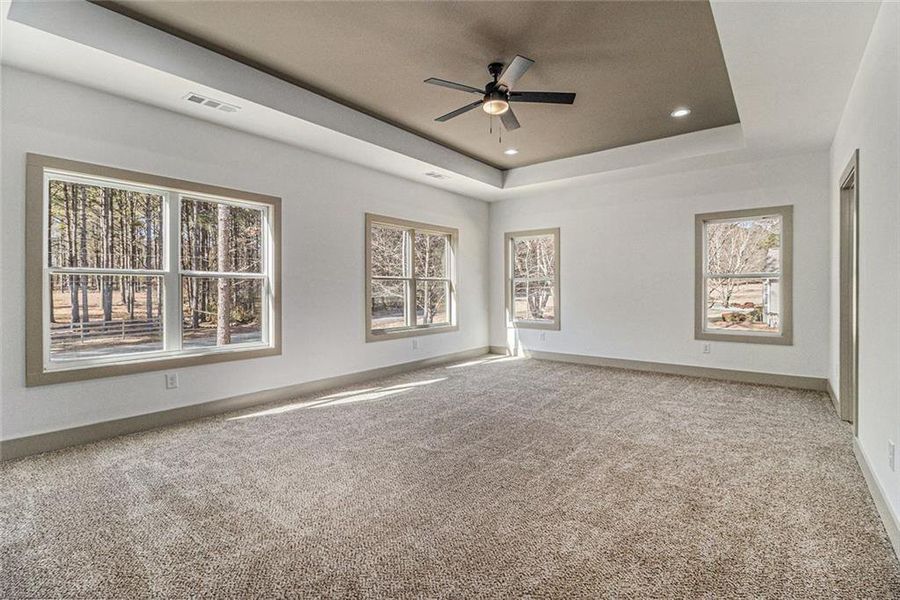 Spacious, unfurnished interior of a new home in , Oxford (Image 33).