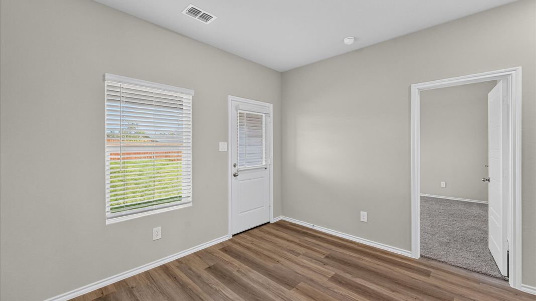 Spacious, unfurnished interior of a new home in Lankford Farms, Cleburne (Image 14).
