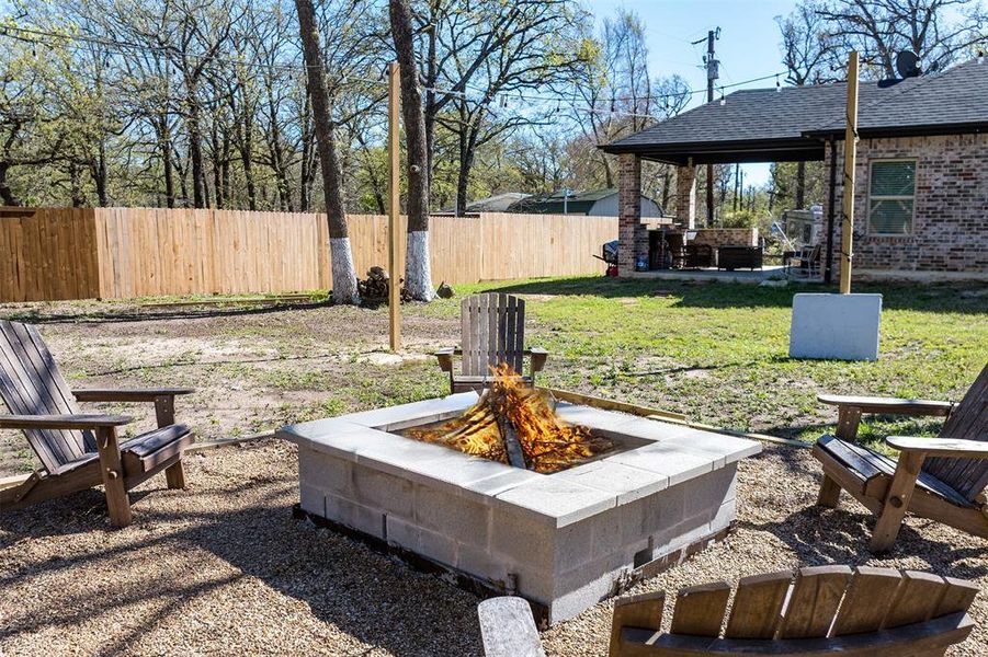Exterior details and patio area of a home in , Malakoff (Image 23).