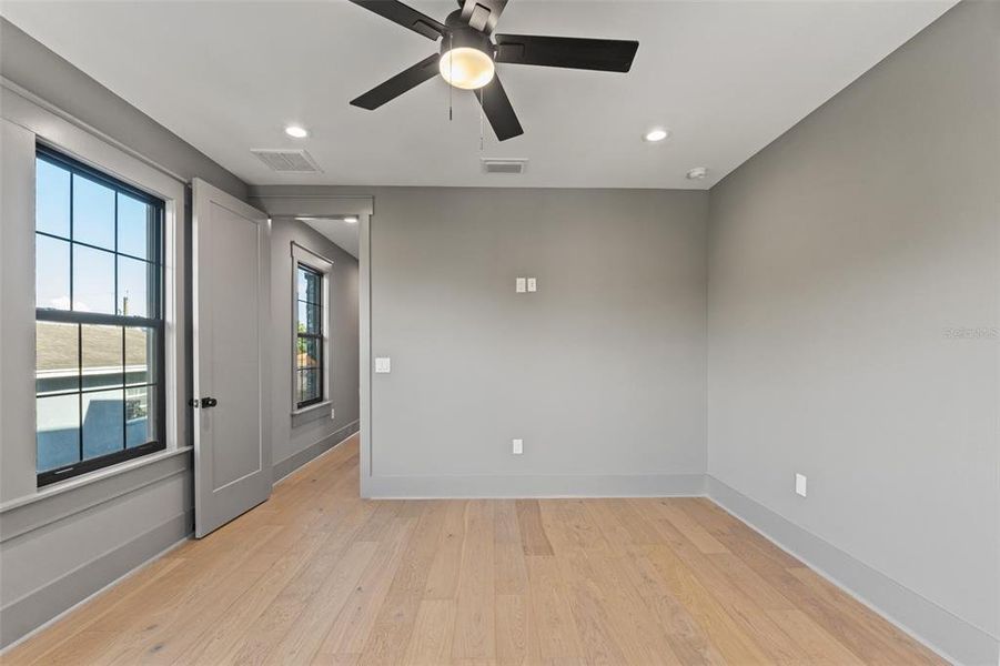 Spacious, unfurnished interior of a new home in , Tampa (Image 70).