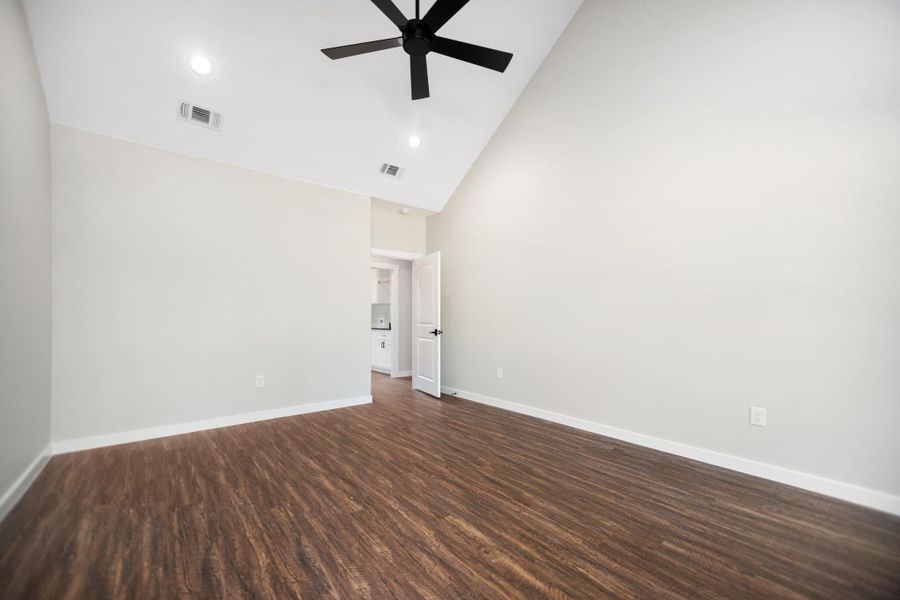 Spacious, unfurnished interior of a new home in , Huntington (Image 27).