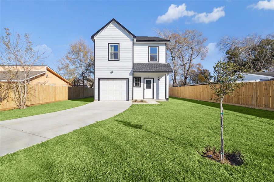 502 W Francis is ready for its new homeowners! This 3/2.1 new construction, two-story, modern/farmhouse home is located near the heart of Baytown!