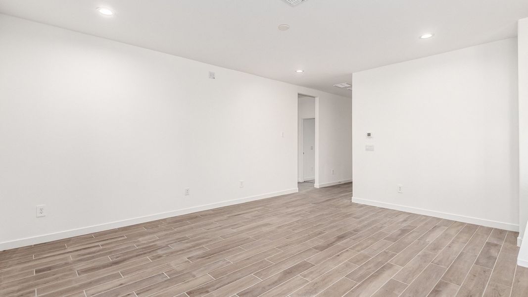 Spacious, unfurnished interior of a new home in Barnett Village, Marana (Image 10).