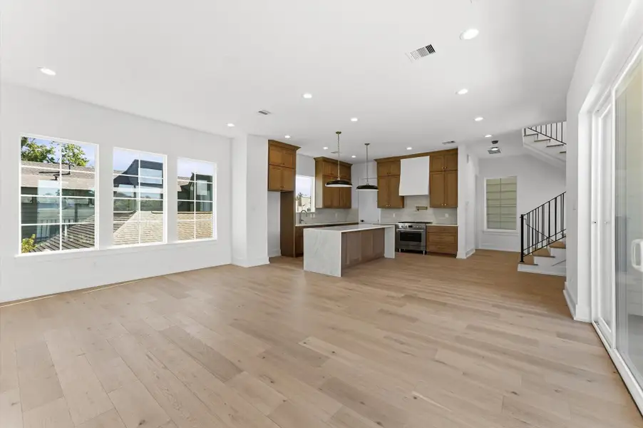 Spacious, unfurnished interior of a new home in , Houston (Image 10).
