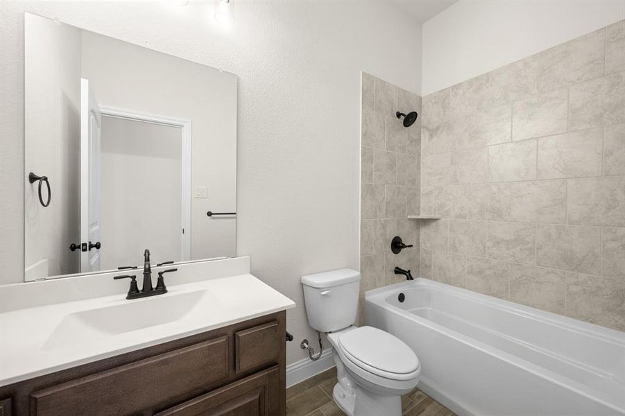 13_387 Paddle Boat- Bathroom-2