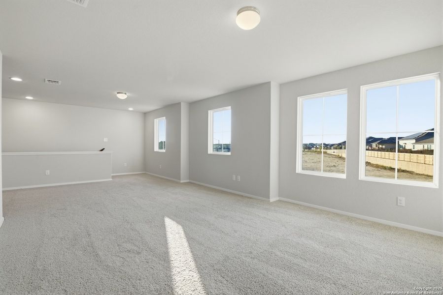 Spacious, unfurnished interior of a new home in Hunters Ranch, San Antonio (Image 16).