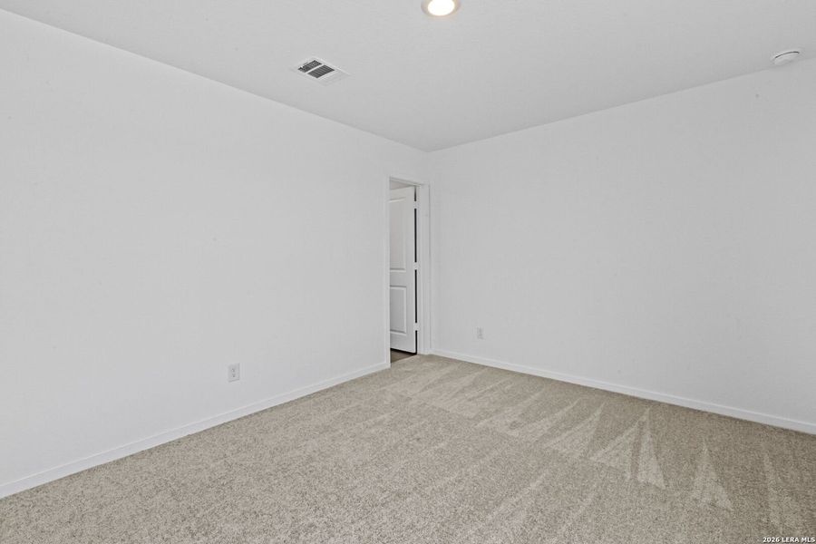 Spacious, unfurnished interior of a new home in Spring Grove, St. Hedwig (Image 13).