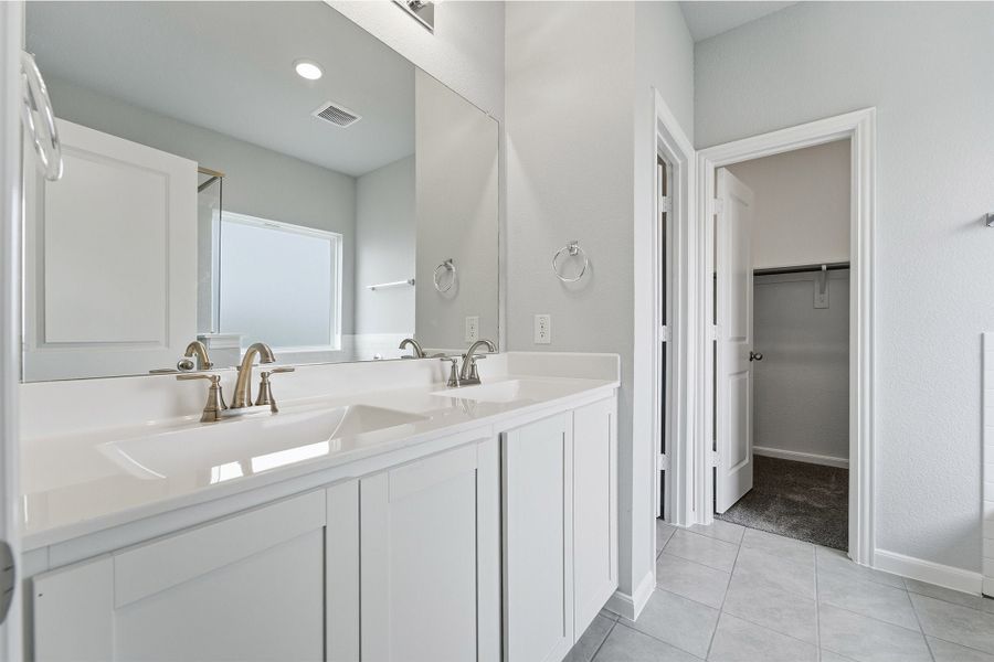 Furnished interior view inside a new home in Saddlebrook Estates, Waxahachie (Image 9).