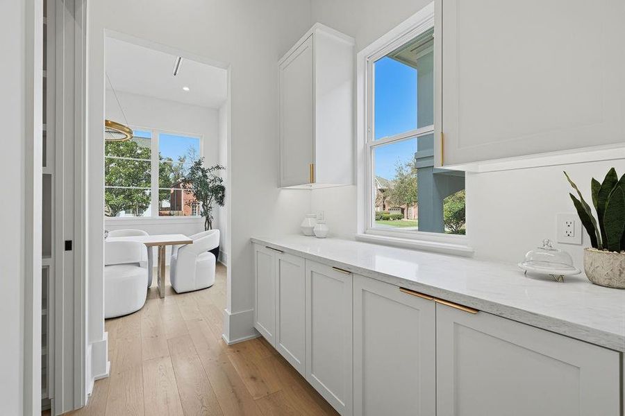 Butler area connecting dining and kitchen