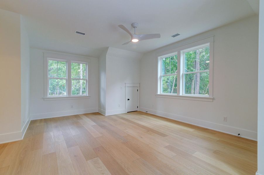 Spacious, unfurnished interior of a new home in , Hollywood (Image 20).