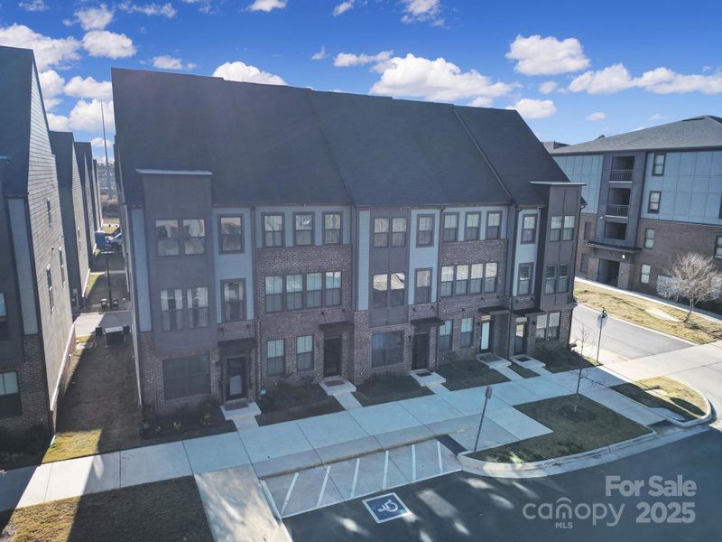 Condo located in Charlotte, NC showcasing its design and architecture (Image 3).