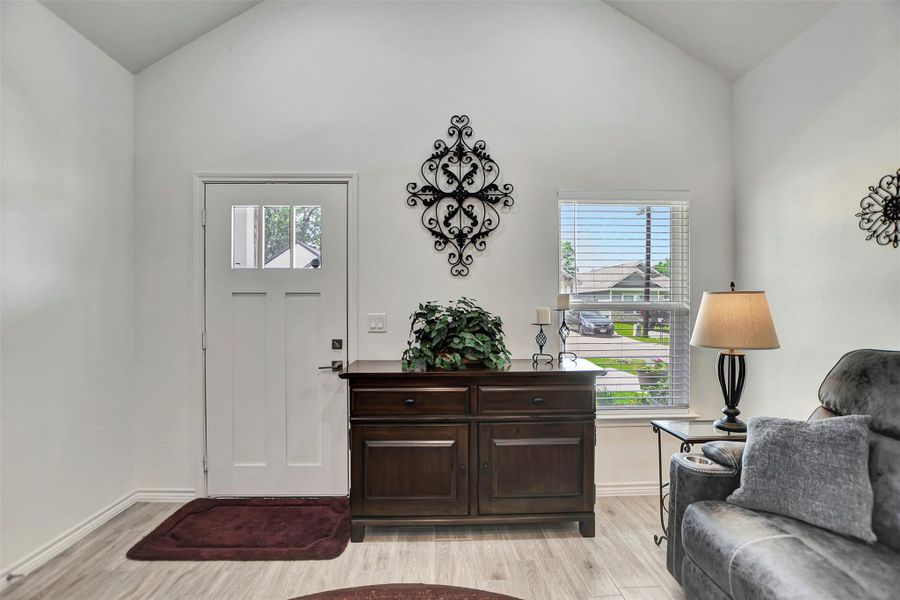 Furnished interior view inside a new home in Lake Conroe Village, Montgomery (Image 6).
