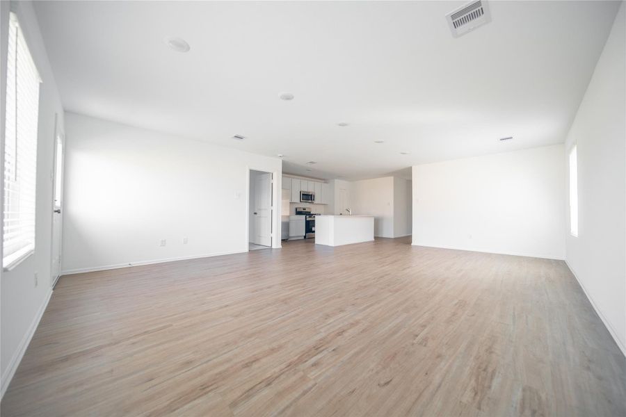 Spacious, unfurnished interior of a new home in , Baytown (Image 8).