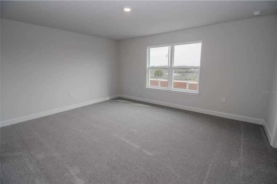 Spacious, unfurnished interior of a new home in St. John's Preserve, Palm Bay (Image 16).