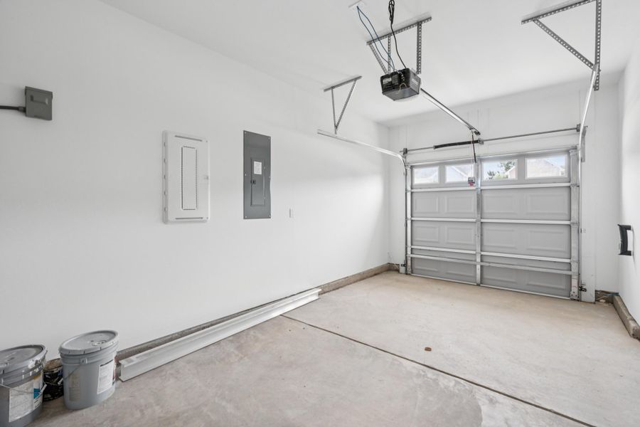 Spacious, unfurnished interior of a new home in , Goose Creek (Image 21).