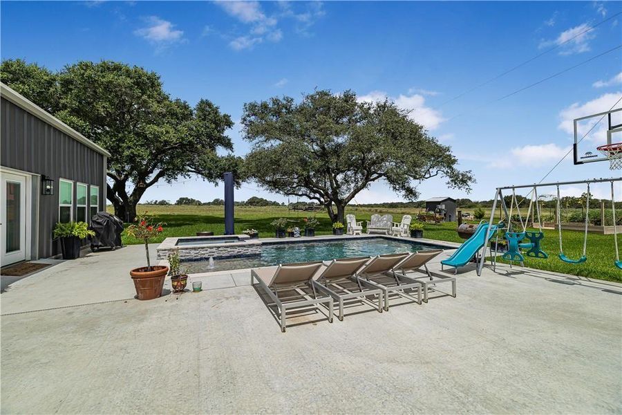 Community amenities in , Yoakum (Image 32).