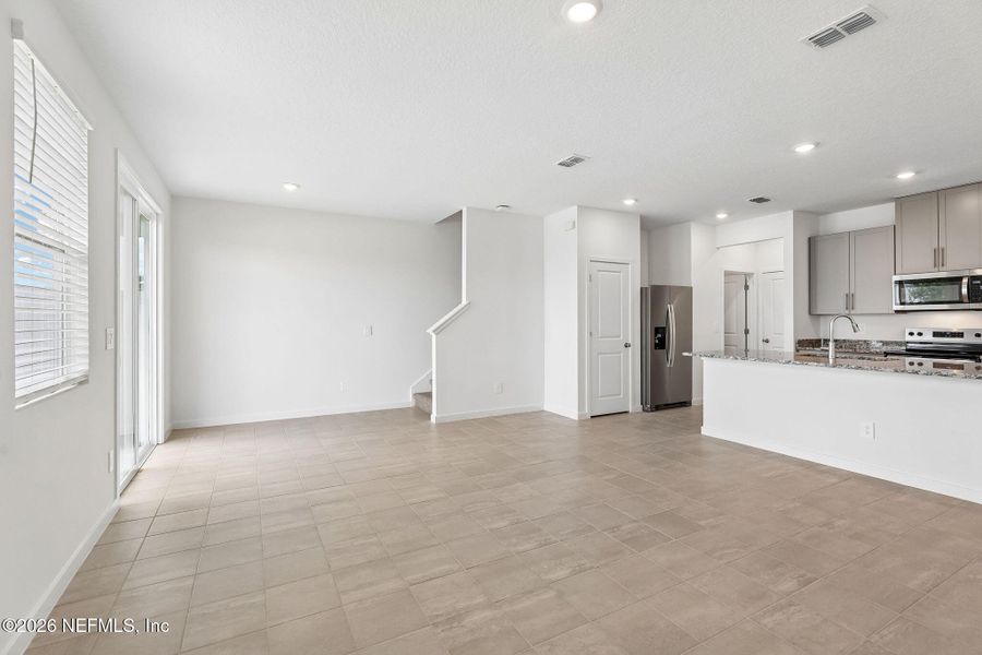 Spacious, unfurnished interior of a new home in , Middleburg (Image 17).